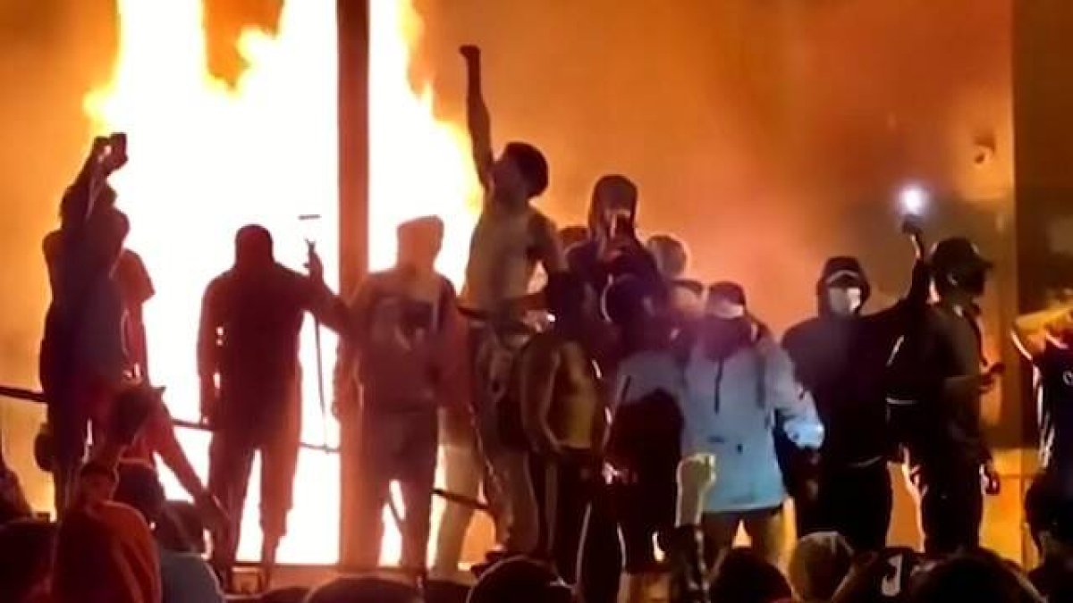 Incendio de una comisaría en Minneapolis por manifestantes de Black Lives Matter, en mayo de este año. Una oleada de violencia que va más allá de lo político y se fundamenta en una rebelión contra Dios.