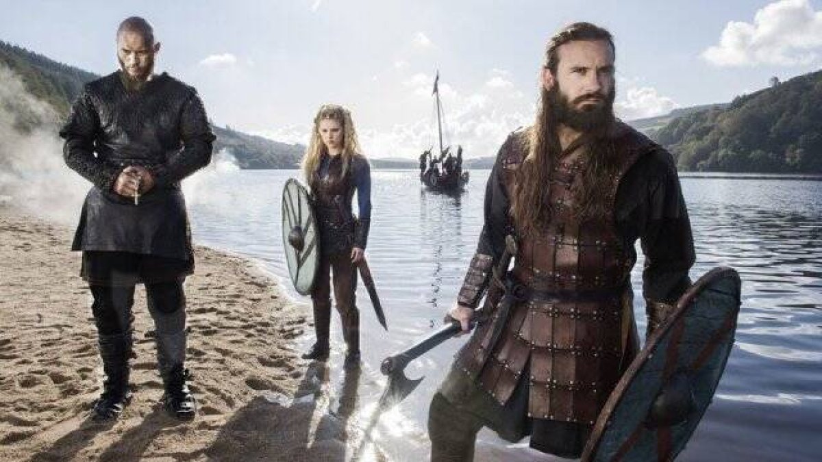 El vikingo Ragnar Lodbrock, su ex-esposa guerrera con rastas, su pariente que se bautiza nada convencido... una escena de la teleserie Vikingos de History Channel