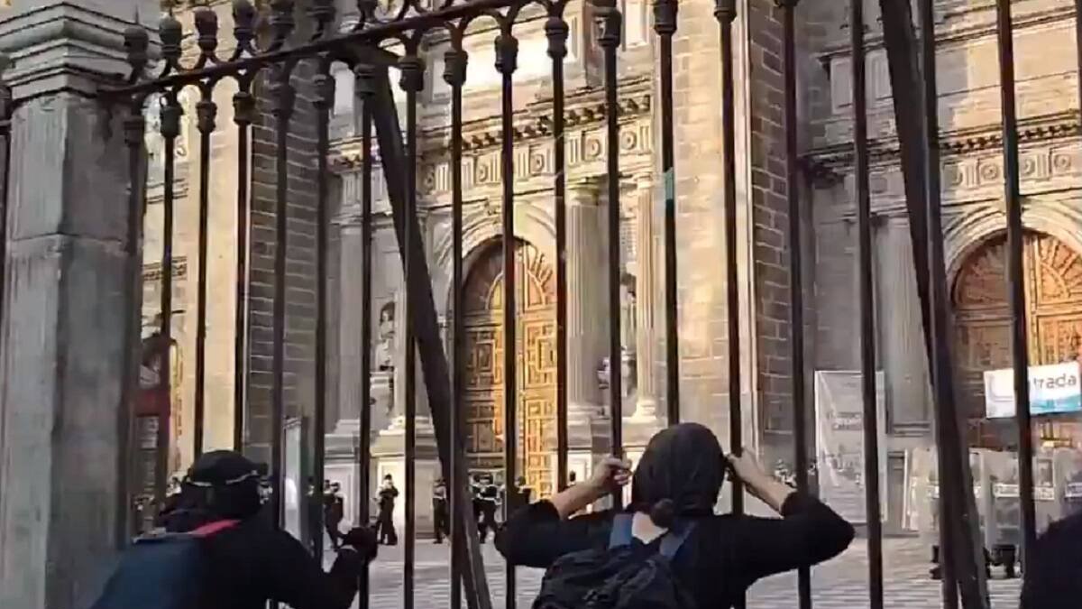 Feministas intentaron asaltar la catedral de México, fuertemente custodiada por la Policía