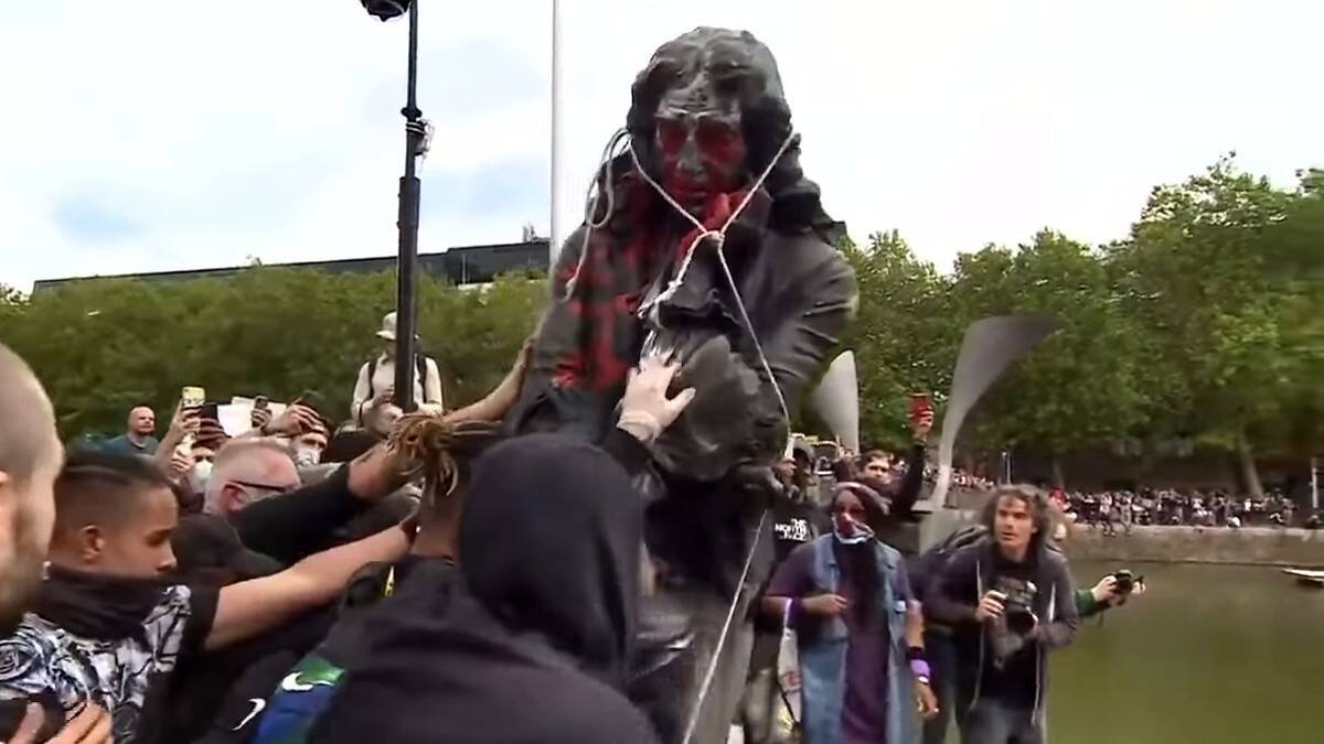 El monumento en Bristol (Inglaterra) a Edward Colston (1636-1721), diputado y comerciante, emprendedor y mecenas y traficante de esclavos, fue derribada y lanzada al río el 7 de junio por manifestantes de Black Lives Matter. Foto: BBC (Captura Youtube).