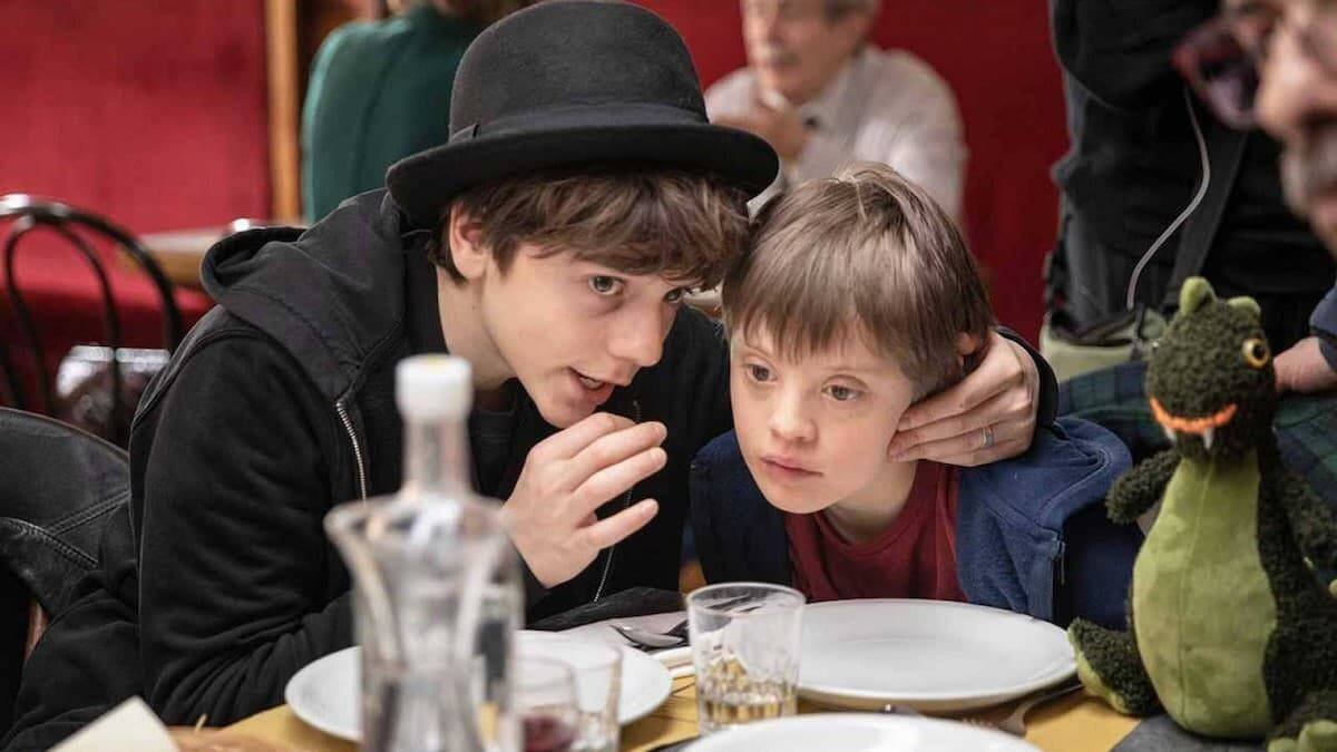 Una escena de «Mi hermano persigue dinosaurios» (2019) de Stefano Cipani, una comedia dramática sobre la revolución que supone en una familia la llegada de un hermano con síndrome de Down.