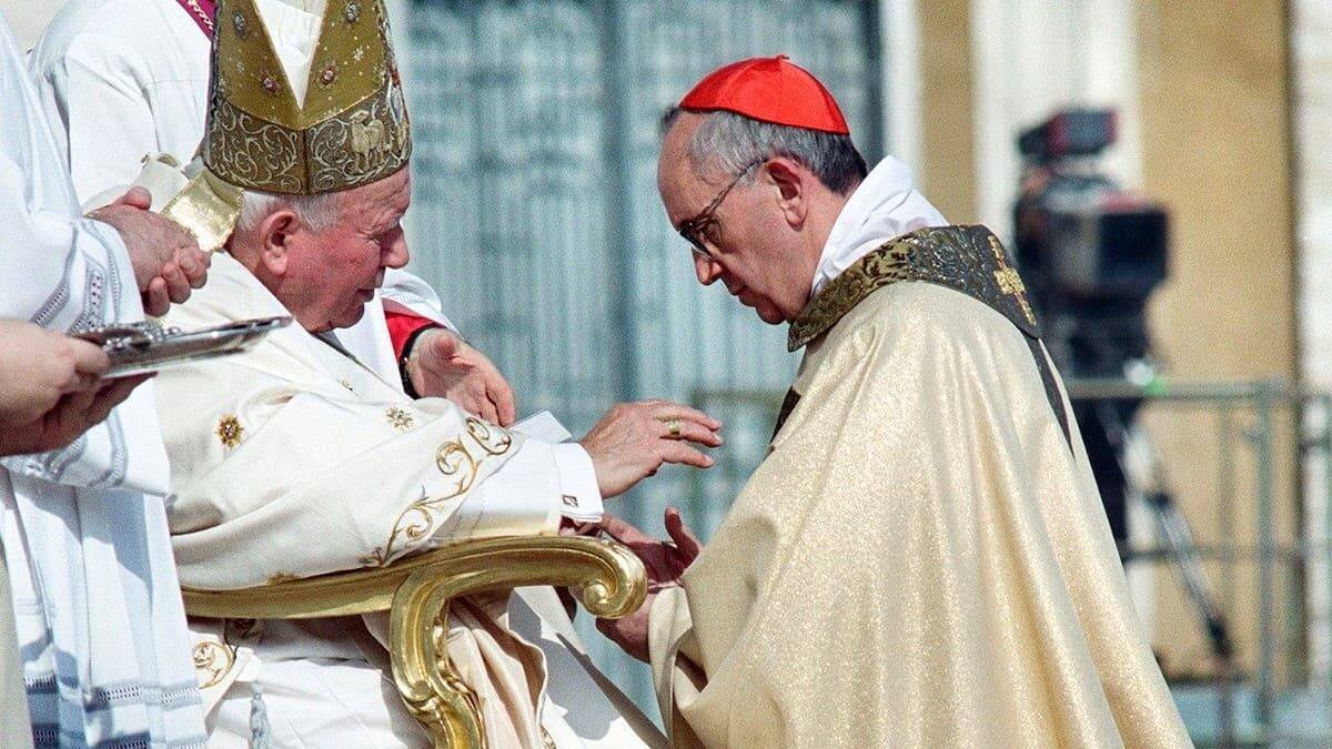 En el numerosísimo consistorio (38 nuevos purpurados) del 21 de febrero de 2001, San Juan Pablo II nombró cardenal al arzobispo de Buenos Aires, Jorge Mario Bergoglio.