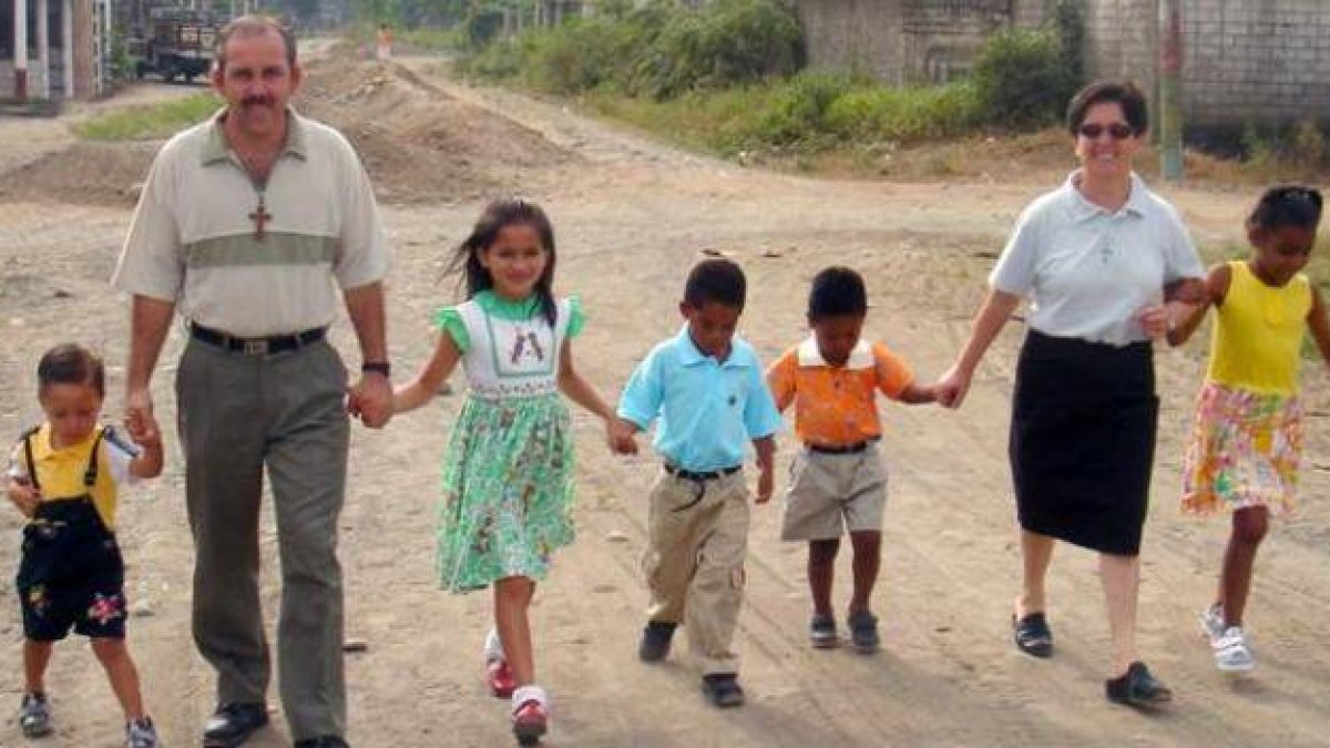 El hermano Pedro Manuel Salado con algunos de los niños de la escuela que dirigía en Ecuador