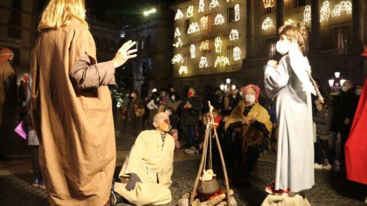 Belén viviente reivindicativo en la Plaza Sant Jaume de Barcelona en 2020, ya que la alcaldesa Ada Colau ha prohibido el belén tradicional