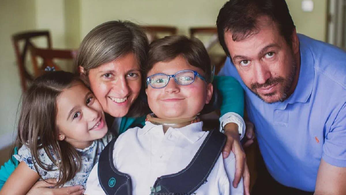 Andrés Marcio sufre una enfermedad rara y sin cura, pero con el apoyo de su familia y los médicos vive feliz.