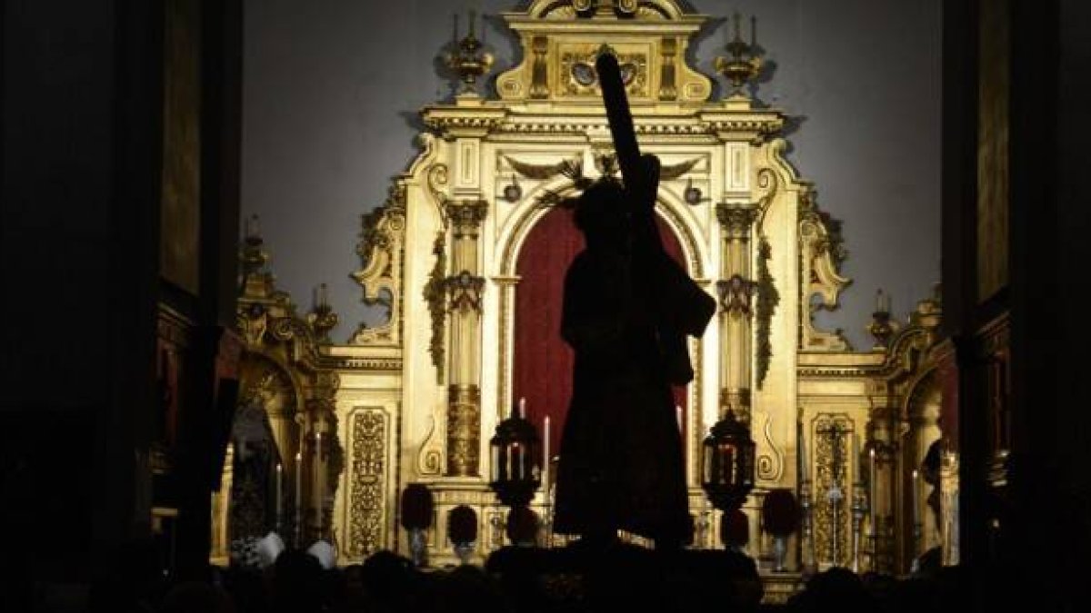 No podrá haber procesiones en la calle en Sevilla en Semana Santa 2021... pero en los templos, con medidas de seguridad, se mantiene la fe y la devoción