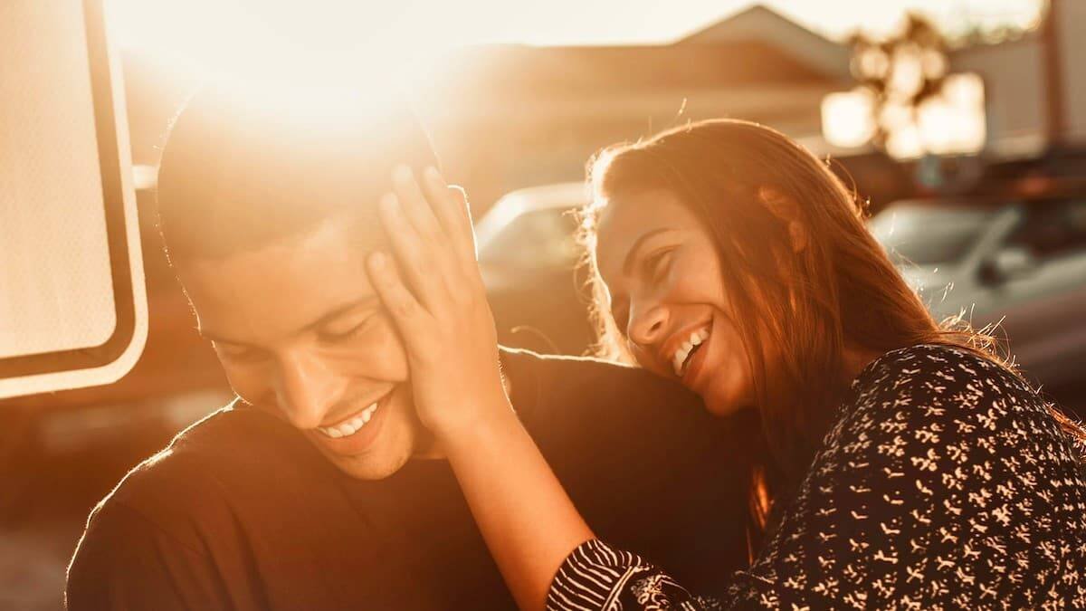 El amor entre hombre y mujer lo es entre los dos componentes de su ser, el cuerpo y el alma. El pansexualismo es una deformación de esa realidad. Foto: Pablo Merchán Montes / Unsplash.