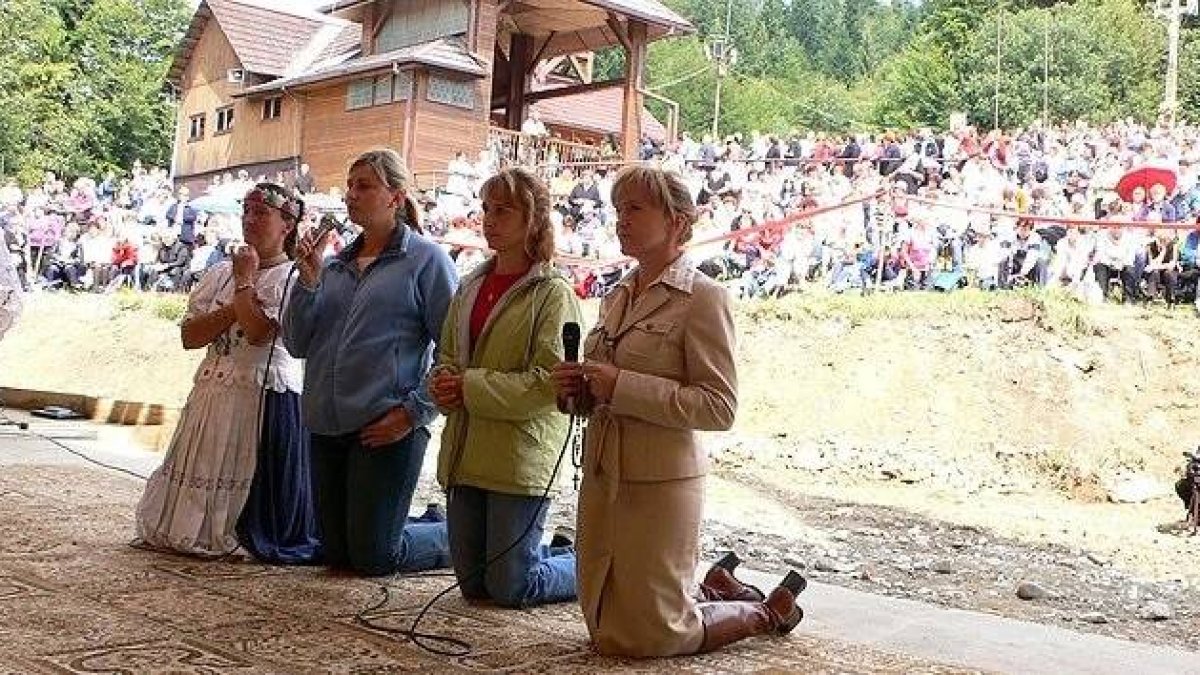Ivetka es la que está a la derecha de la foto; Katka, a su lado... las dos niñas videntes de Litmanova aún acuden al santuario a algunos encuentros de oración