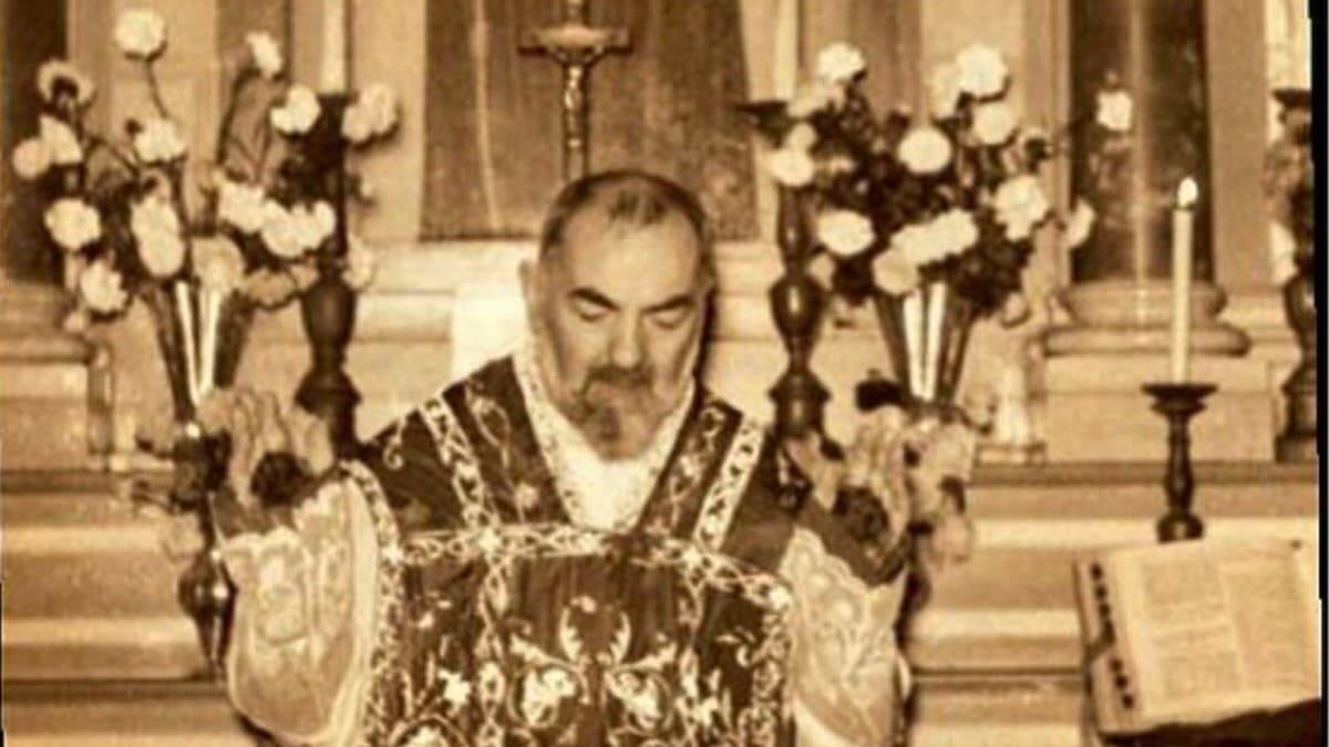 Los estigmas del Padre Pío adquirían todo su sentido en su identificación con Cristo en el Calvario en el sacrificio renovado en cada misa.