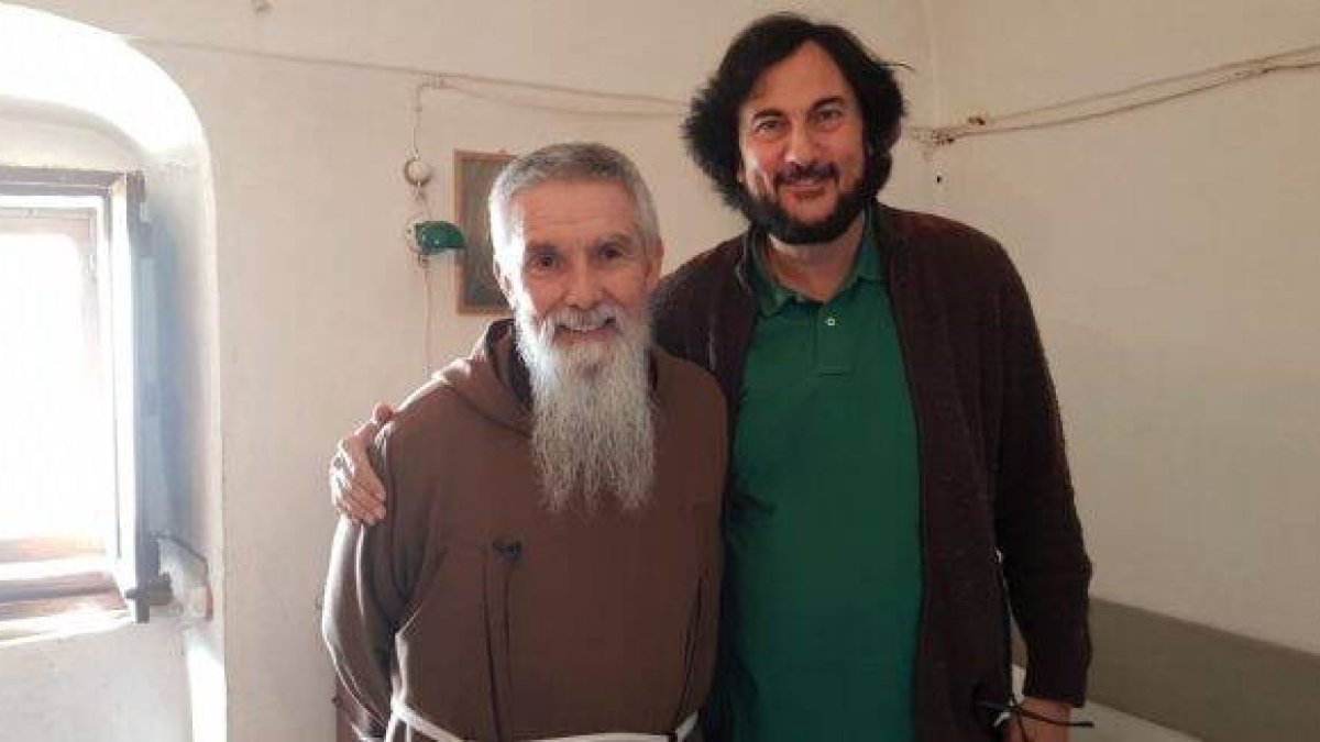 Fray Carlo Maria, guardián de San Giovanni Rotondo, con José María Zavala