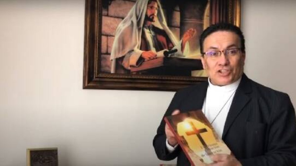 El padre Jorge Bustamante, al frente de la oficina de Doctrina de los obispos colombianos, explica este libro sobre exorcismos y oración de liberación
