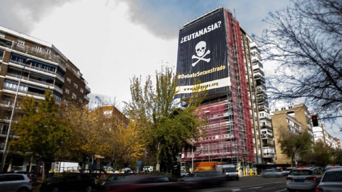 Vividores ha desplegado una lona de 500 metros cuadrados en un edificio del centro de Madrid