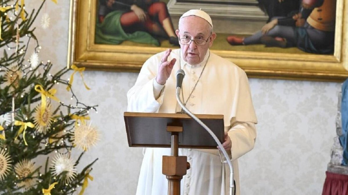 Francisco quiso presidir el rezo del Ángelus pese a los fuertes dolores que sufre por la ciática / Vatican Media