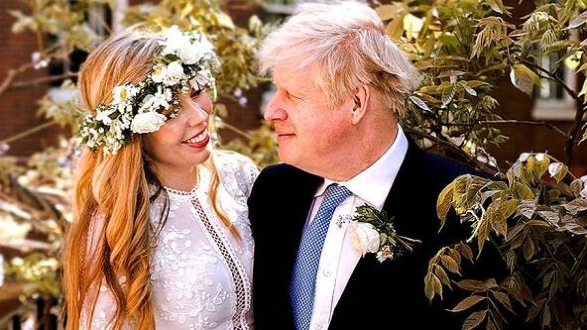 Carrie y Boris ya son, ante Dios, el señor y la señora Johnson, aunque llevaban 2 años viviendo juntos y con un hijo en común