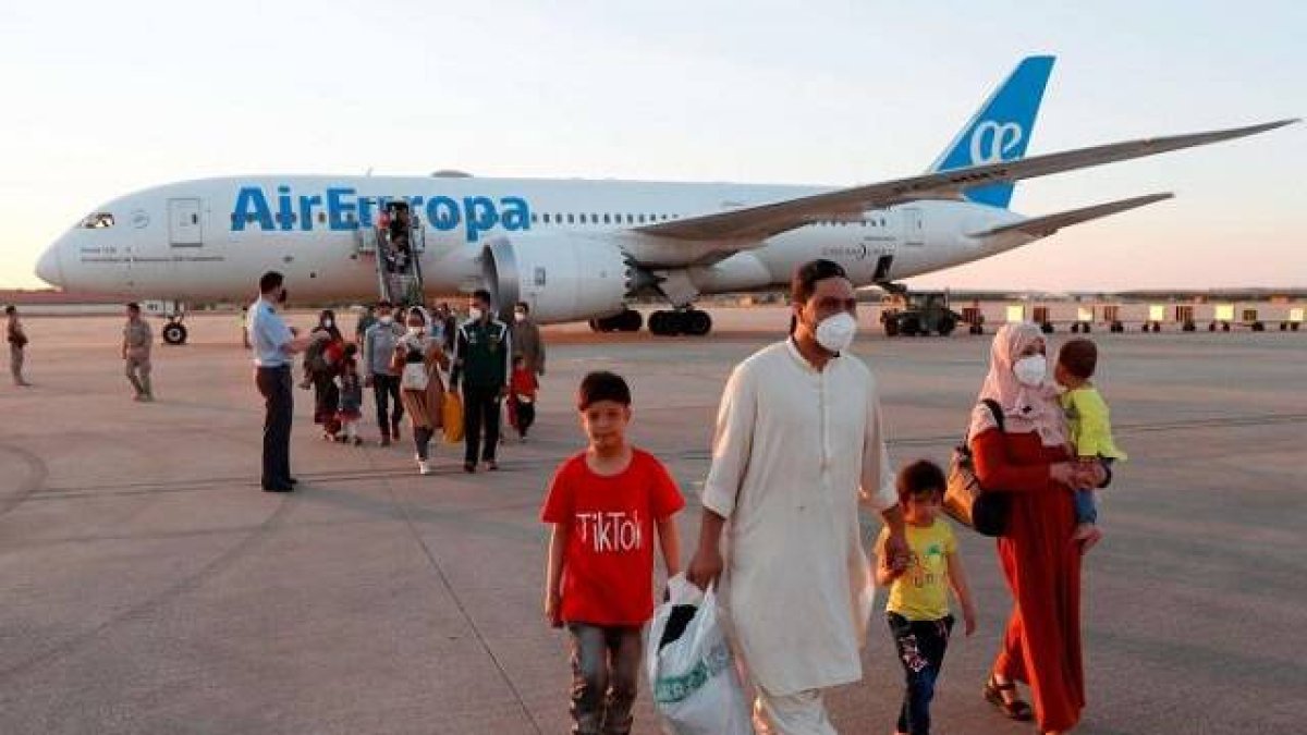 Una familia afgana llega a Torrejón de Ardoz en uno de los aviones fletados para refugiados a finales de agosto