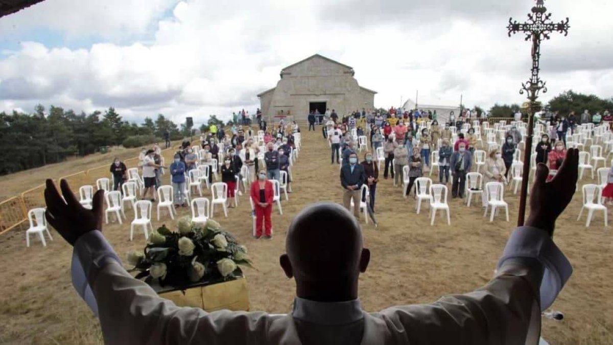 Misa al aire libre en Faro de Chantada el pasado verano / La Voz de Galicia