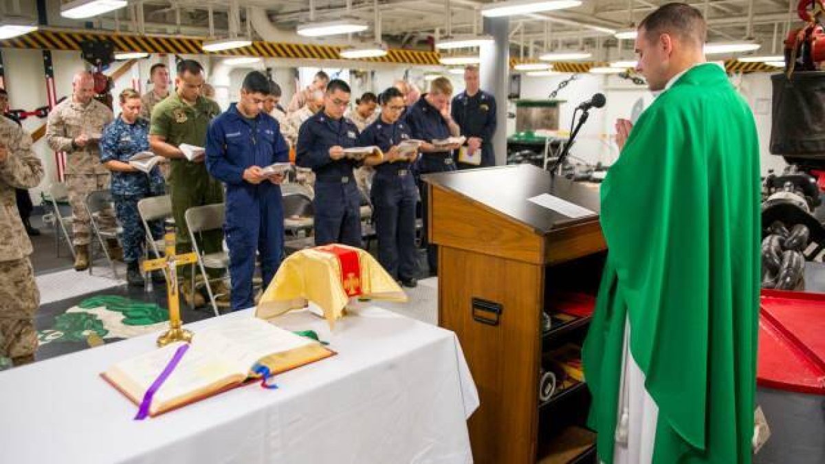 El capellán Andrew Young, durante una misa en el barco USS Wasp en 2016.