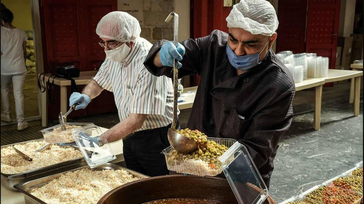 Este comedor da de comer cada día a cientos de personas
