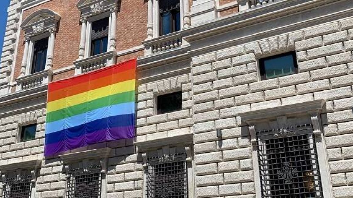 La embajada de EEUU ante la Santa Sede -el país más poderoso ante el más pequeño- ostenta durante un mes la bandera de los lobbies LGTB