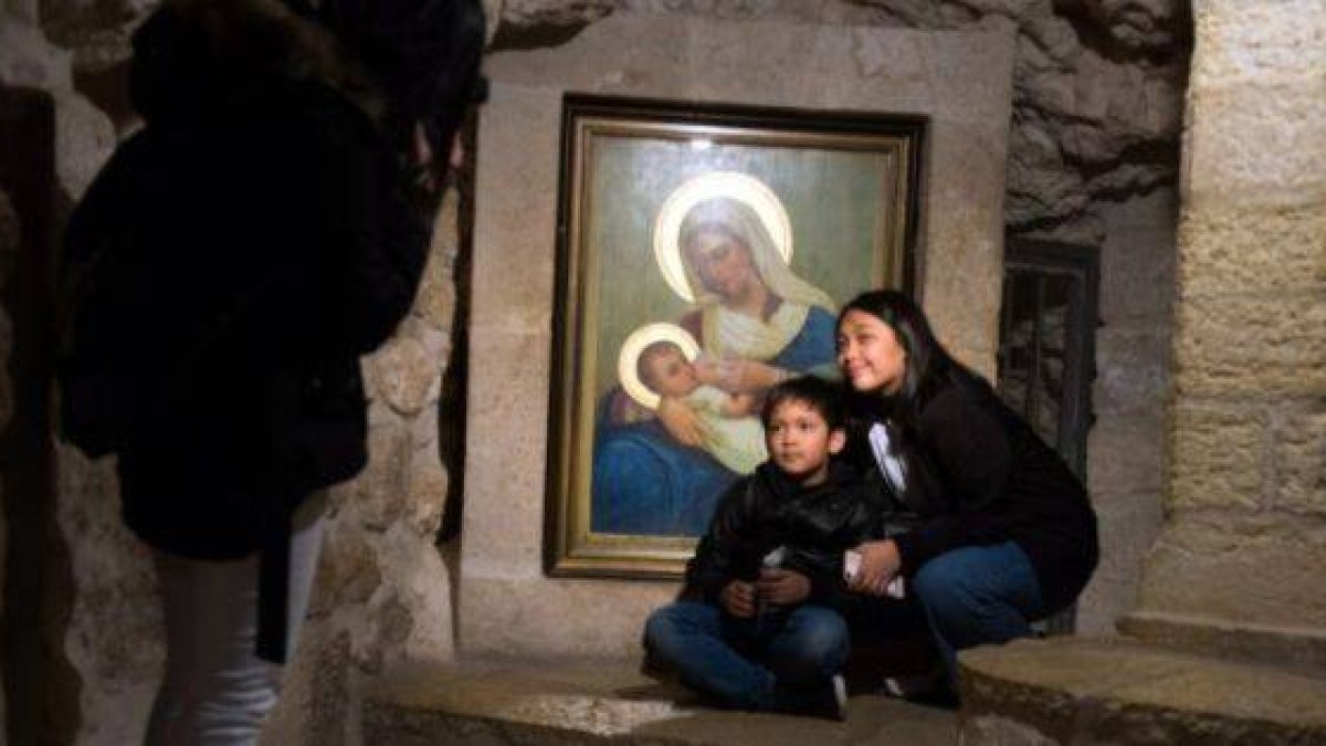 Muchas mujeres logran quedar embarazadas con la ayuda de la Virgen y van al santuario de la Gruta de la Leche en Belén a dar gracias