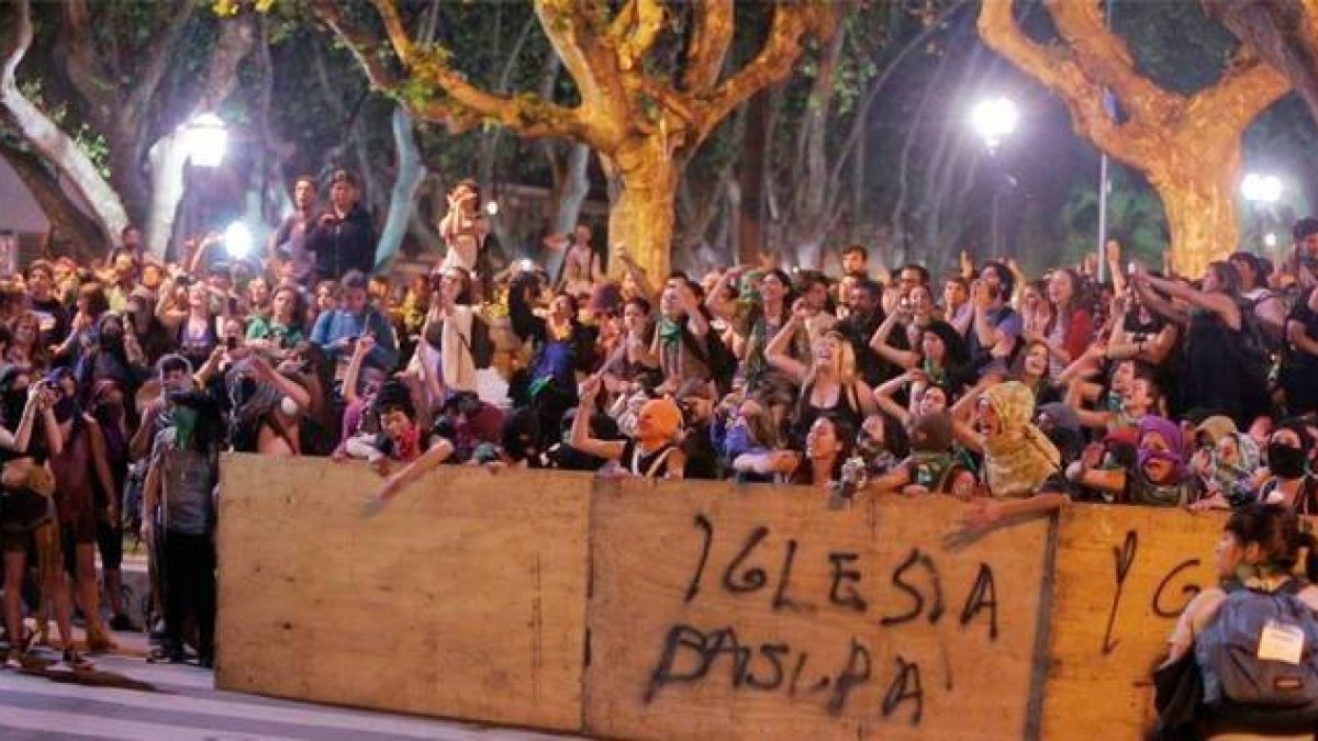 Manifestación de feministas anticatólicas agresivas en Rosario, Argentina, en 2017