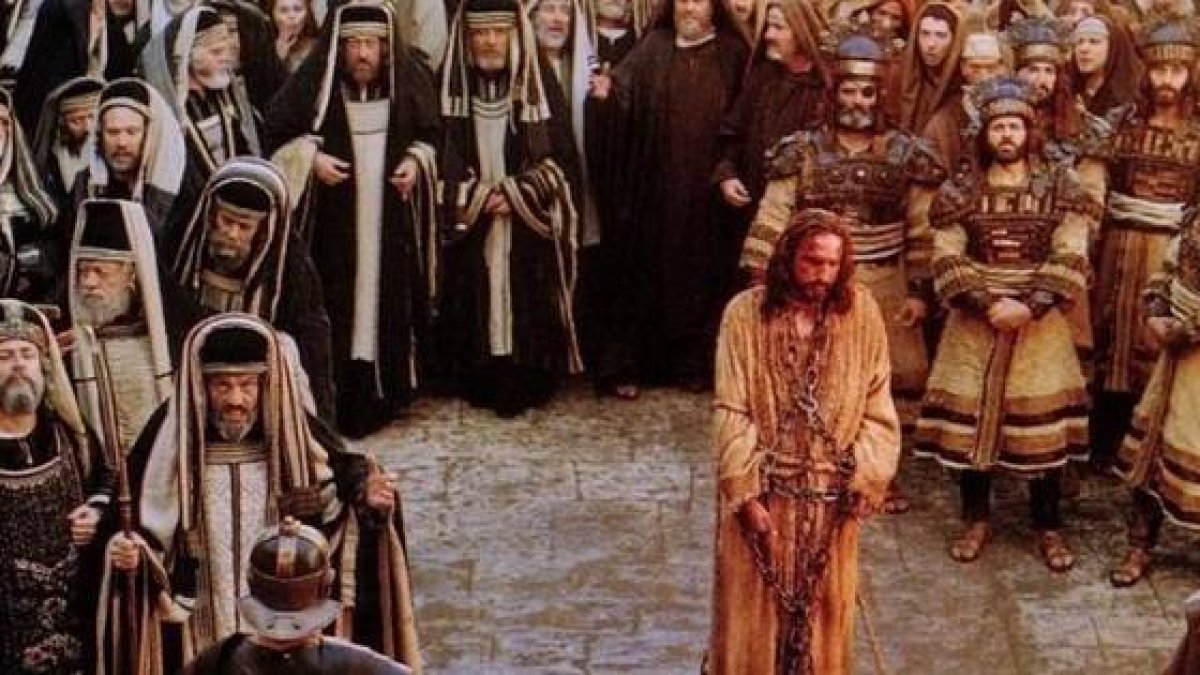 Los escribas y los Sumos Sacerdotes llevan a Cristo ante Pilatos, en la película de Mel Gibson