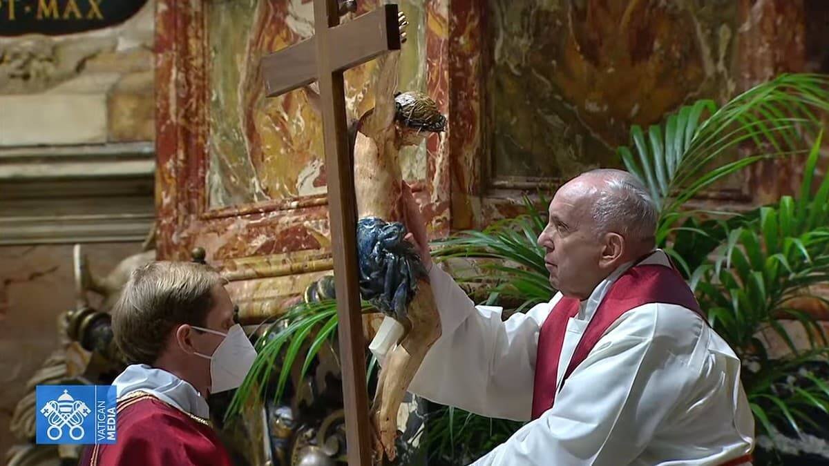 La adoración de la Cruz es uno de los ritos más imponentes de los oficios de Viernes Santo. El Papa lo hizo tras escuchar al cardenal Cantalamessa su homilía sobre la divinidad de Cristo.