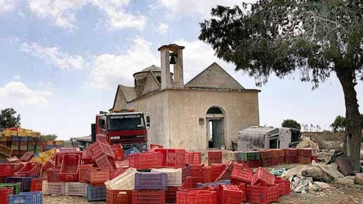 Desde 1974, Turquía lleva buscando hacer desaparecer todo rastro de la religión cristiana en los lugares de Chipre donde están asentados los colonos. En la imagen, la iglesia de San Antonio, en Famagusta, actualmente un depósito de cajas y hortalizas.