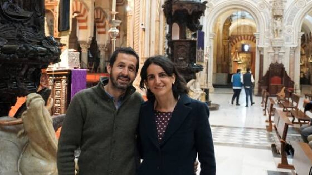 Sonia Garrido en la catedral de Córdoba, semanas antes de su bautizo, con su pareja, ya casi esposo ante Dios, ambos ilusionados y sorprendidos