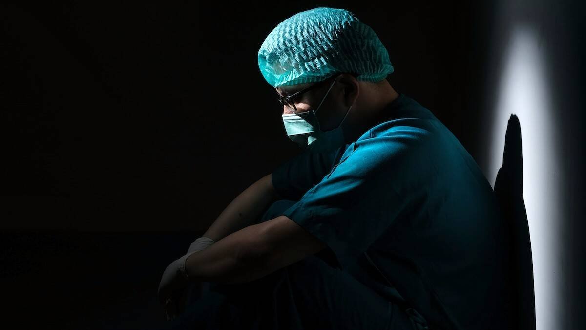 La oposición al aborto no puede reducirse a defender la objeción de conciencia del personal sanitario. Foto (contextual): Mulyadi/Unsplash.