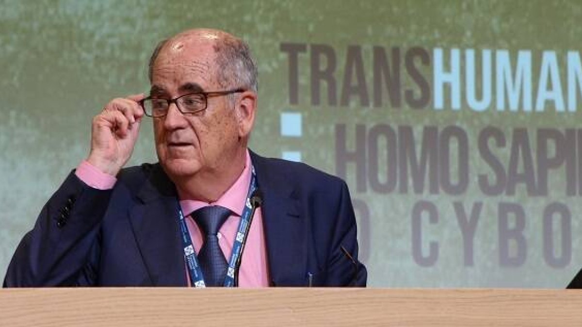 Juan Arana, catedrático emérito de filosofía de la Universidad de Sevilla, explica cómo enfrentarse al transhumanismo - hablando de la conciencia
