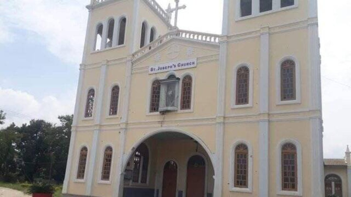 La iglesia de San José, en Myanmar, con el impacto de proyectiles en su fachada.