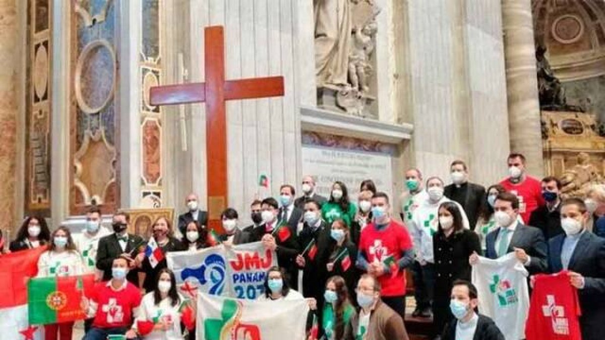 Jóvenes de Panamá y Portugal con la Cruz de la JMJ en Roma - la próxima JMJ es en Lisboa en 2023