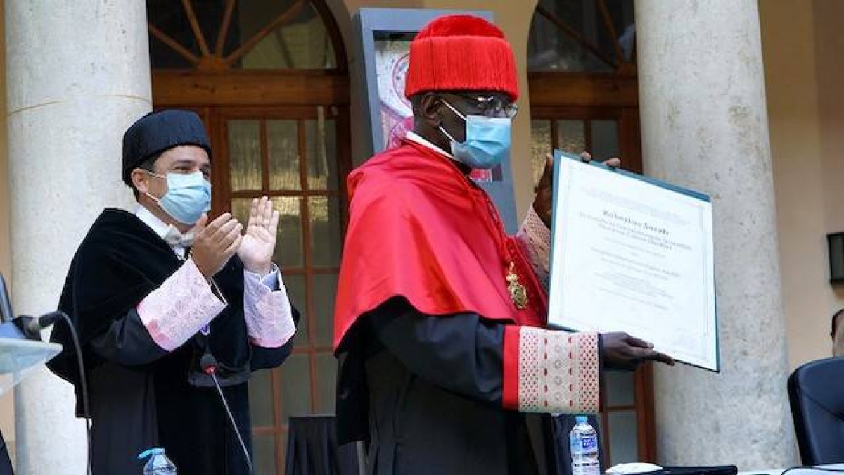 El cardenal Robert Sarah, prefecto emérito de la Congregación para el Culto Divino, muestra el título que le acredita como doctor Honoris Causa por la Universidad Católica de Valencia.
