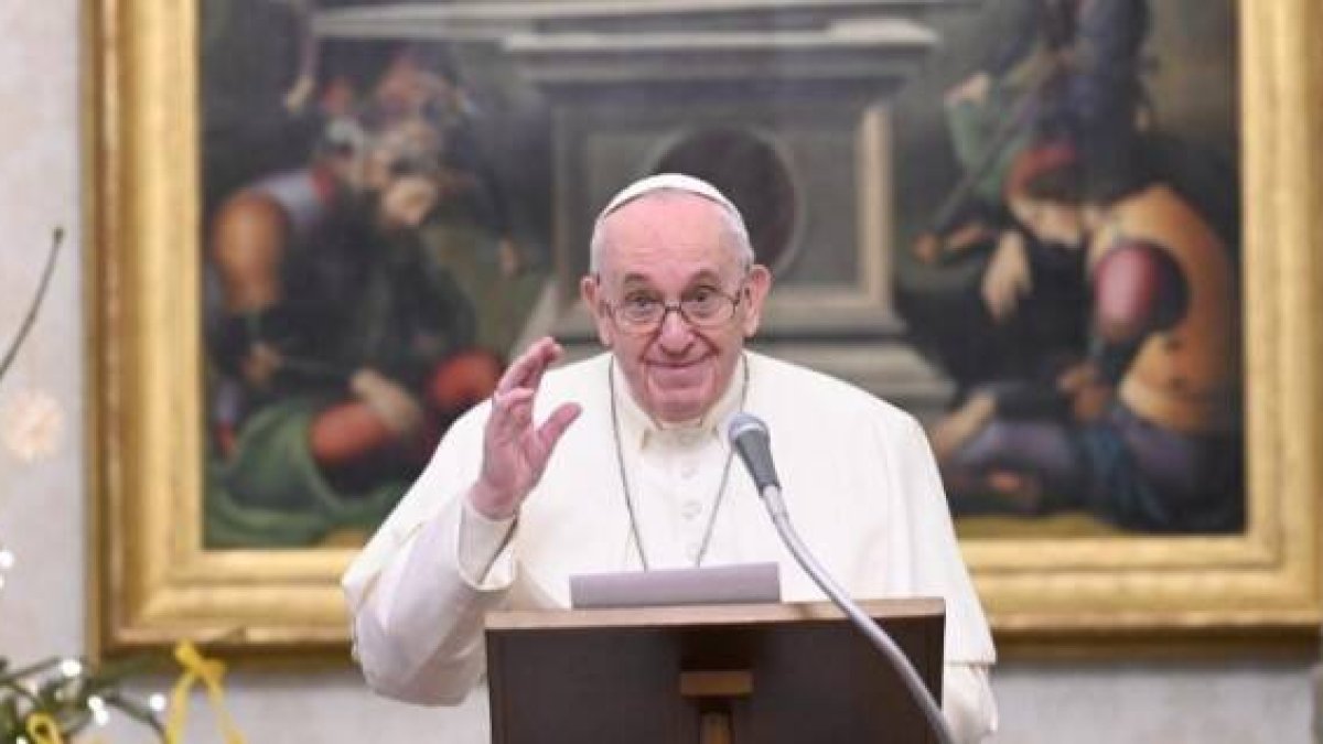 El Papa, desde la Biblioteca apostólica, en el ángelus del 3 de enero de 2021
