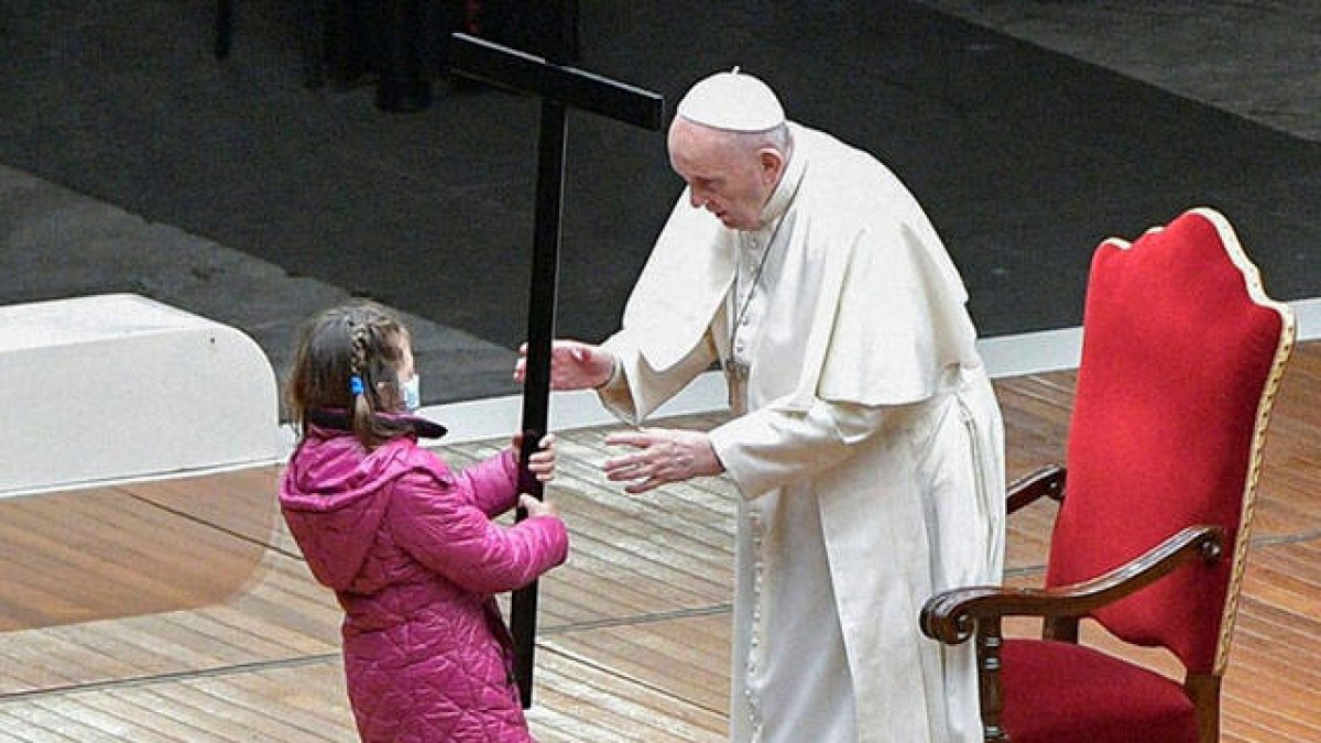 El Papa Francisco recibe la cruz durante el Via Crucis del Viernes Santo