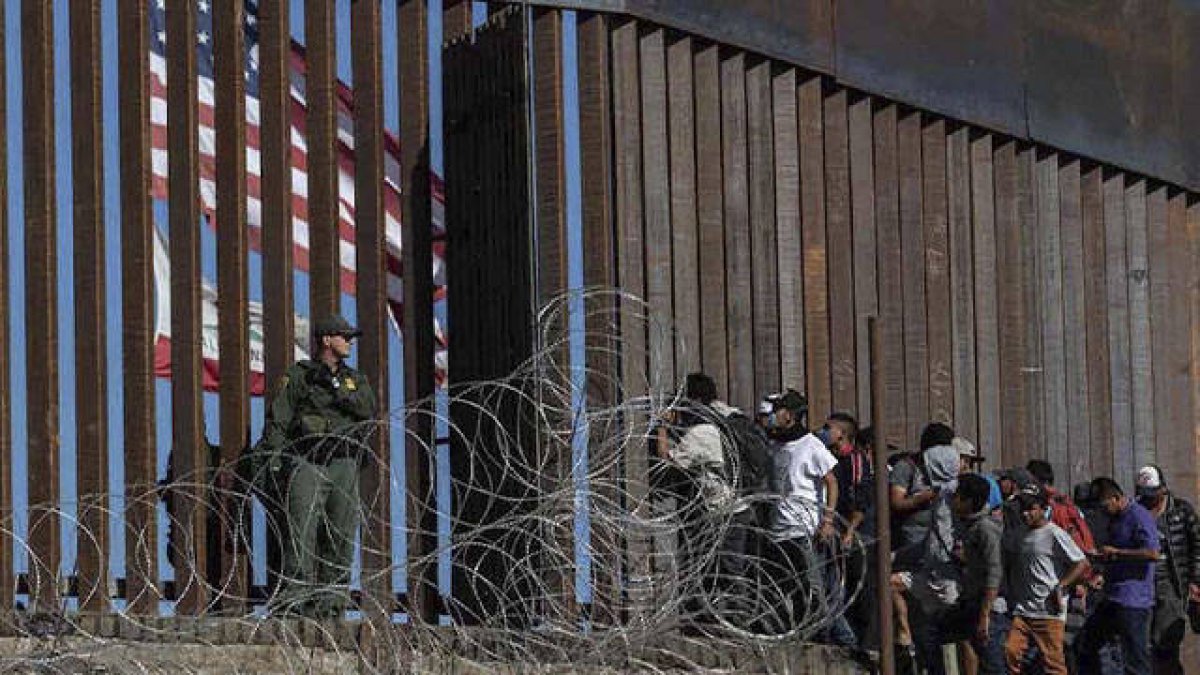 Inmigrantes sin papeles esperando a entrar en Estados Unidos