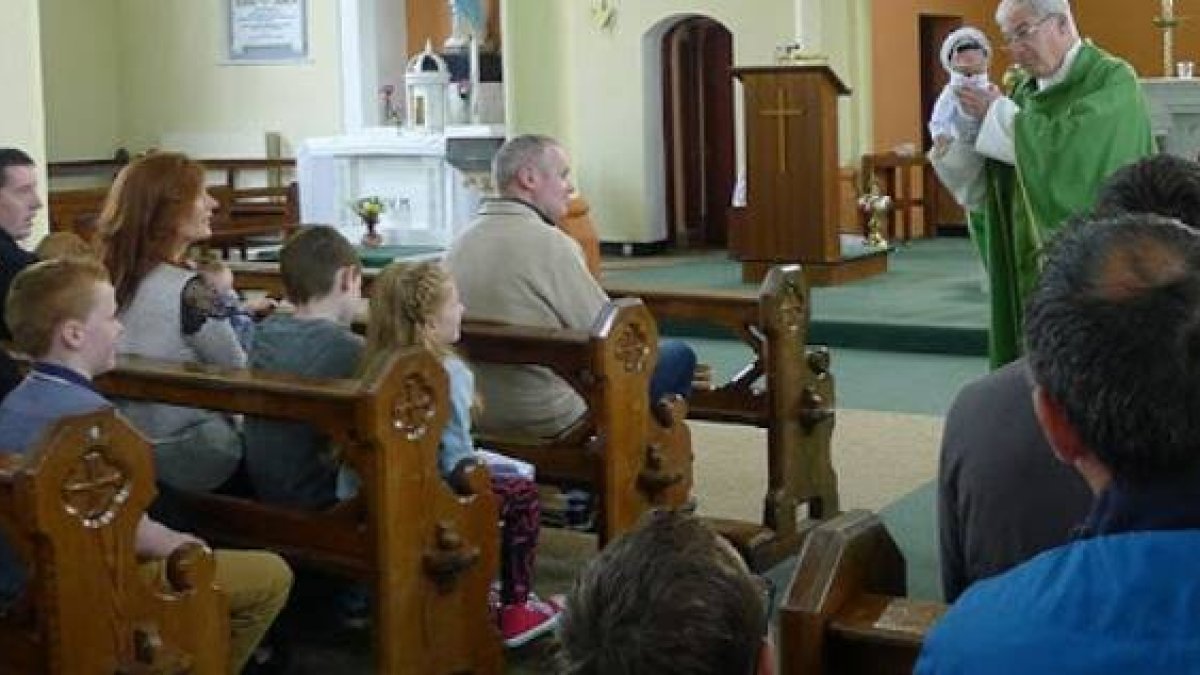 Una misa familiar... perseverar en ella ayuda a las familias, junto con la catequesis se crean redes de familias que se apoyan y se ayudan a través de la parroquia, y eso beneficia a los niños