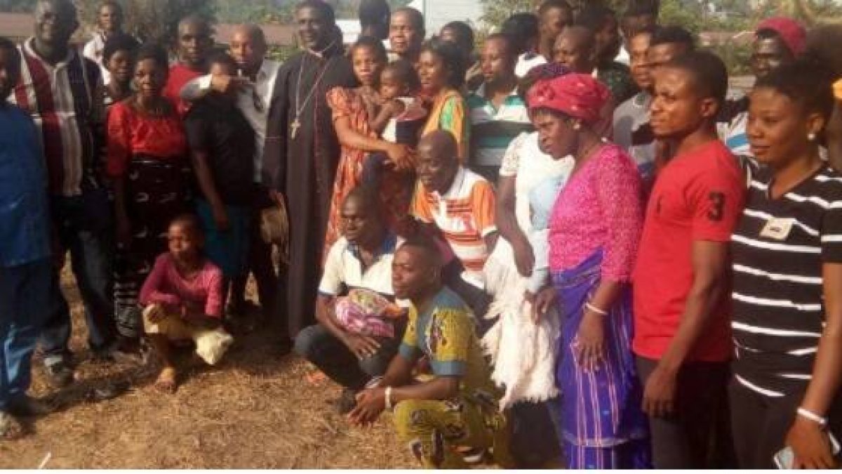 Desplazados por el conflicto de Camerún con el obispo de Mamfé... la Iglesia intenta trabajar por la paz y ayudar a los desplazados