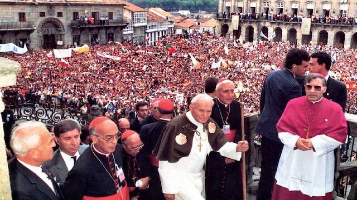 Desde Santiago de Compostela, durante su primer viaje apostólico a España, Juan Pablo II invitó a Europa a ser fiel a sus innegables raíces cristianas.
