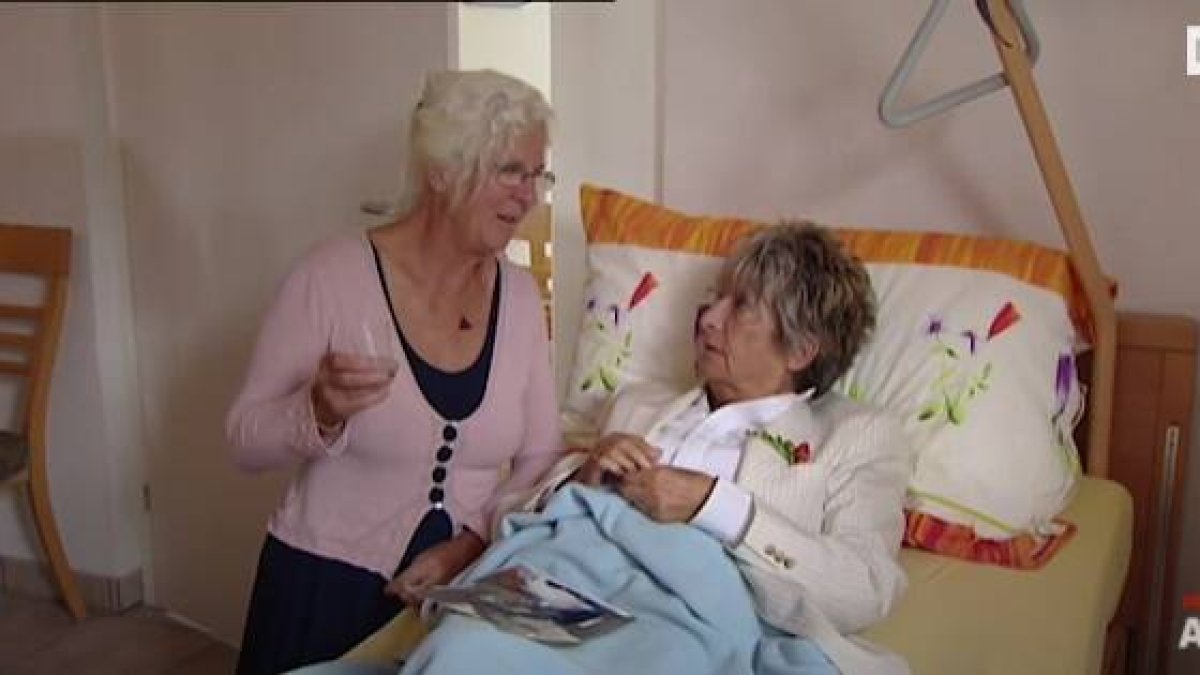 El suicidador acompaña al suicida, le pone música, le da dulces... y ayuda a que tome su veneno - escena del documental Suicide assisté, la mort sur ordonnance