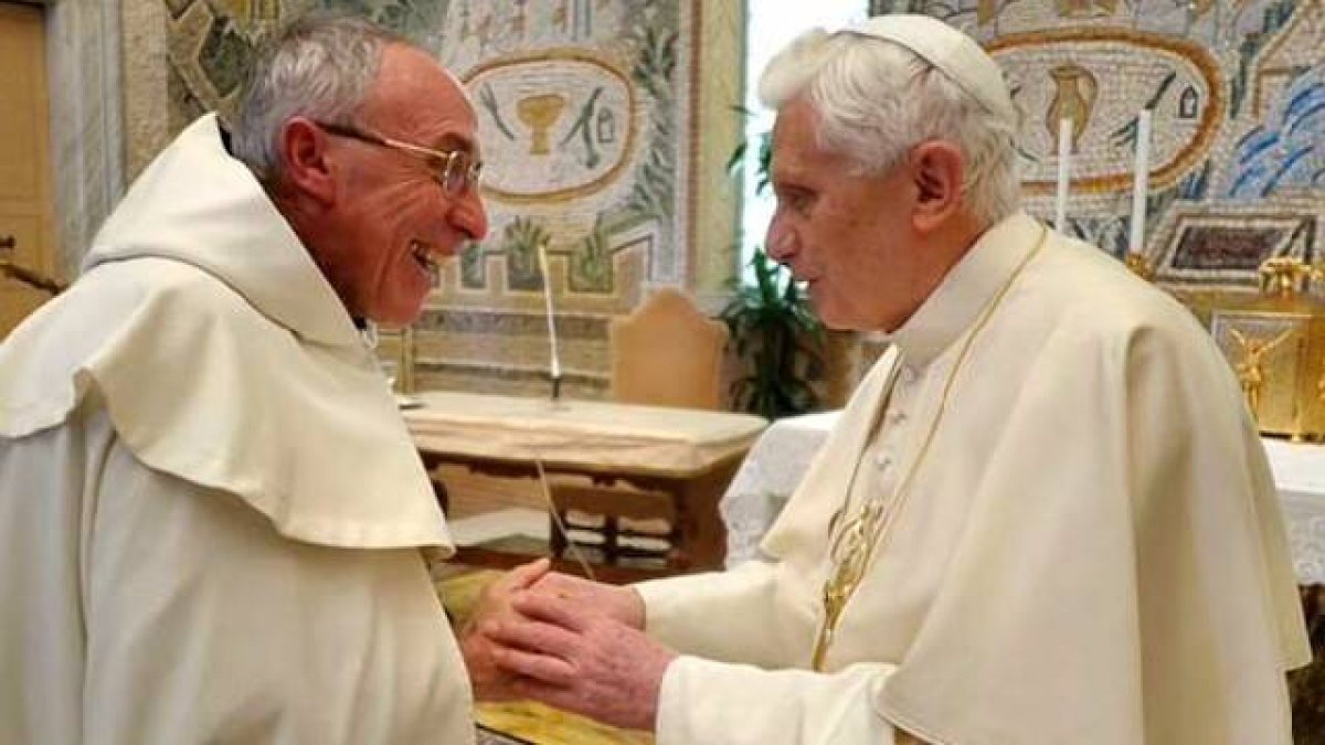Benedicto XVI saluda al padre Léthel al término del los Ejercicios Espirituales en la Capilla Redemptoris Mater del Vaticano, en marzo de 2011.