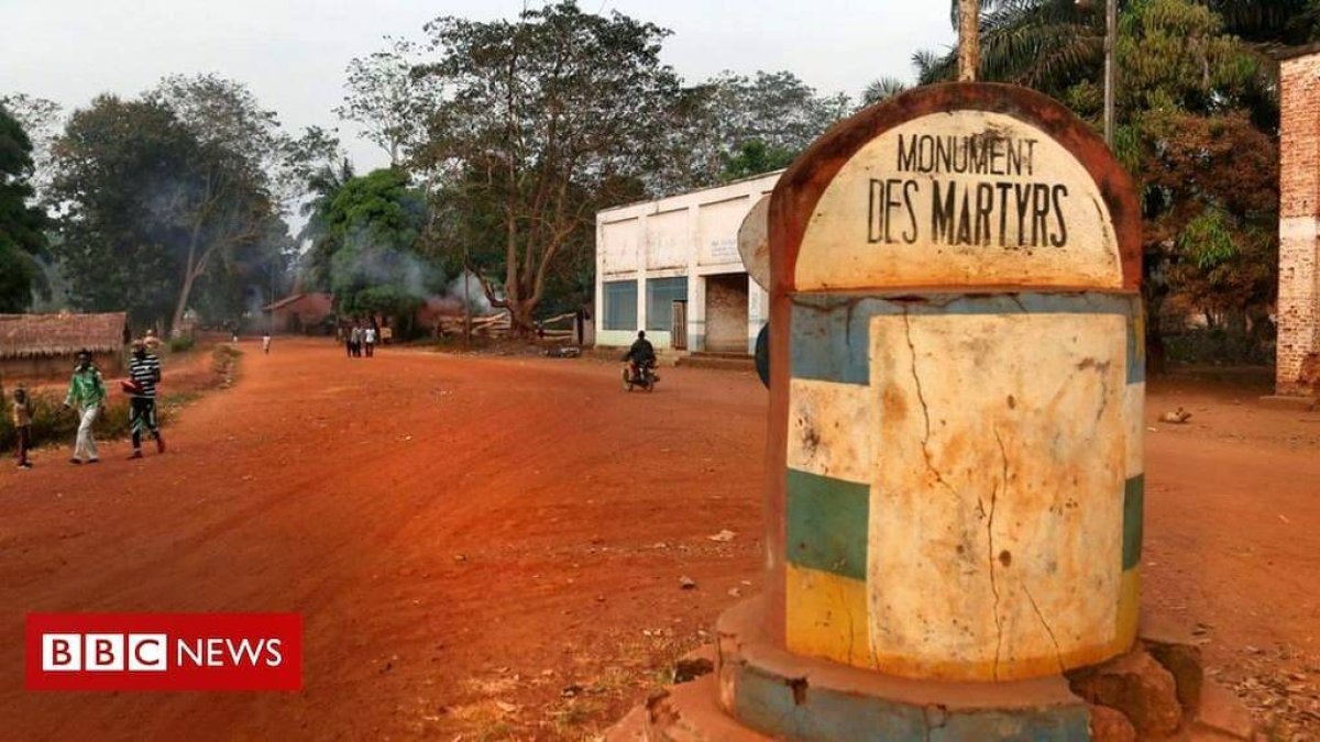 Monumento a los mártires en Bangassou, un mes antes de la caída de la ciudad. Foto: BBC.