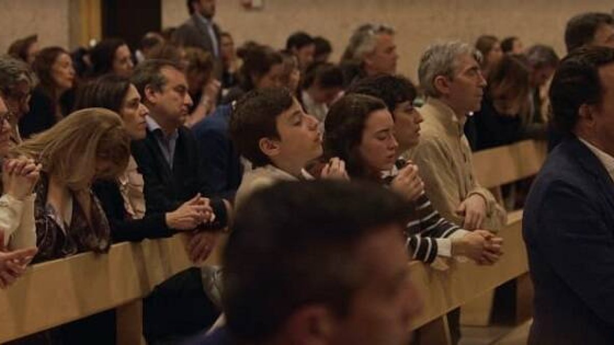 Gente en adoración eucarística en el documental de testimonios Vivo