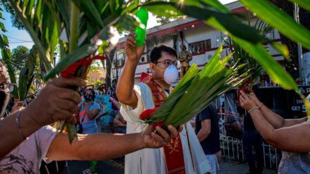 En 2021, la Semana Santa se celebrará con limitaciones litúrgicas... en España sin procesiones ni bendiciones externas, como esta de Filipinas de 2020