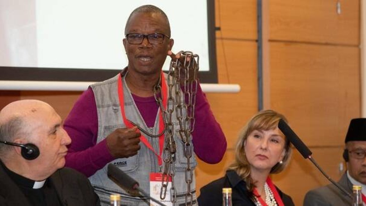 Gregoire Ahongbonon recorre el mundo enseñando las cadenas con las que los pobres atan a a sus enfermos mentales por falta de conocimiento y medicinas