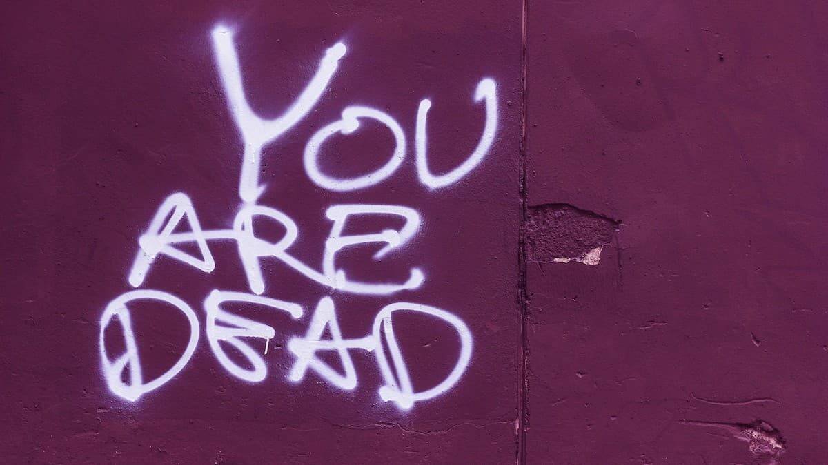 «Your are dead», «Estás muerto»: la dinámica del odio se apodera de la sociedad a medida que desaparece la mentalidad cristiana, que promueve el perdón. Foto: Crawford Jolly / Unsplash.