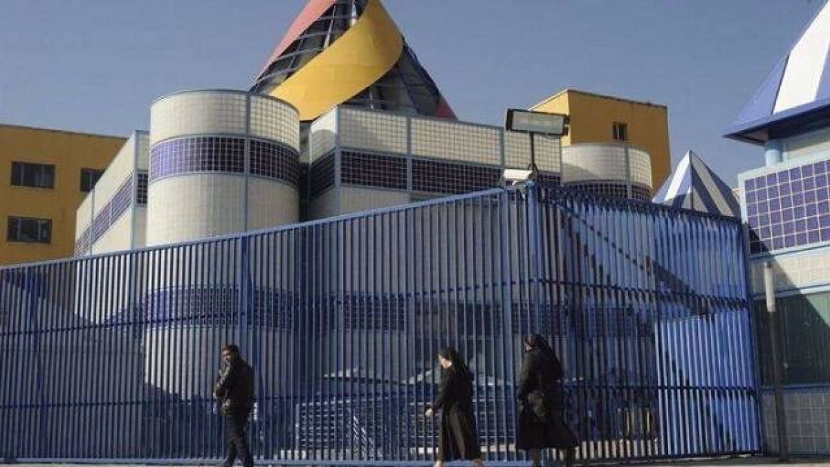 Unas religiosas ante el Centro de Internamiento de Extranjeros de Aluche - el Servicio Jesuita a Migrantes pide cerrarlos