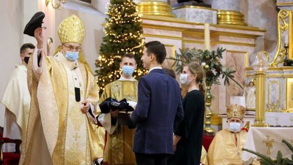 Feligreses regalan a Kondrusicz unos buenos zapatos en su misa de cumpleaños del 3 de enero de 2021... ¿para escapar si le persiguen? ¿Para seguir recorriendo muchas comunidades?