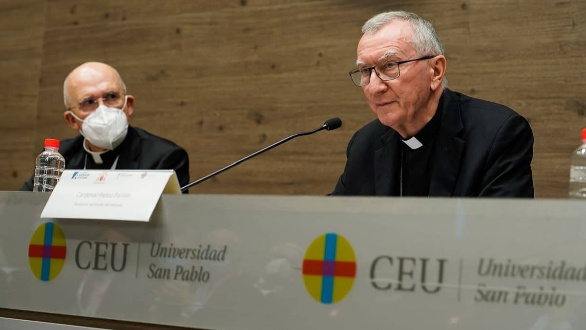El cardenal Parolin habla en Madrid ante la atenta escucha del cardenal Osoro